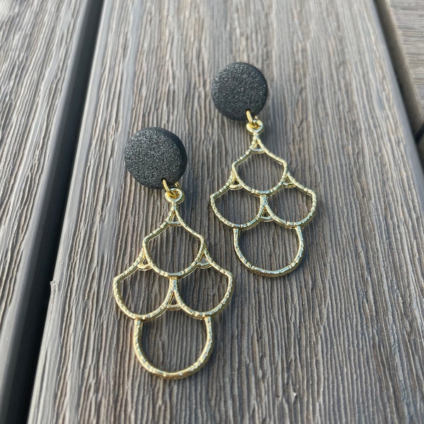 Pendientes de sirena negro perla, arcilla polimérica texturizada y amuletos chapados en oro de aleación, schmuck, schwarz ohrringe, regalo para ella