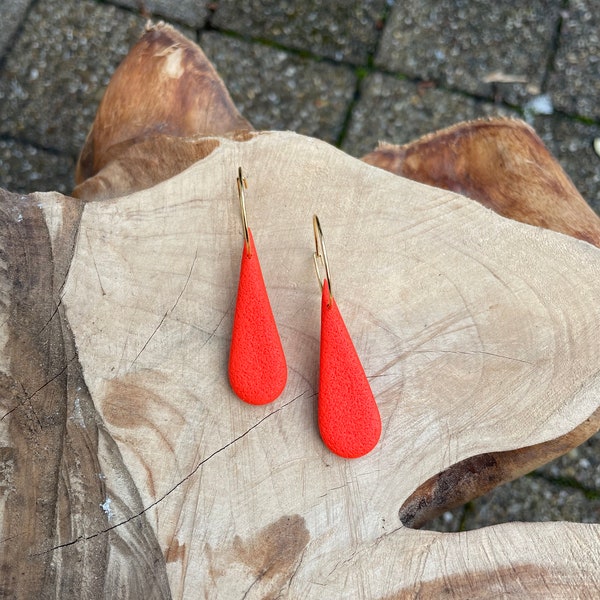 Teardrop earrings, poppy red polymer clay, birthday gift for her, gold plated hoops, bunter ohrringe, fimo schmuck