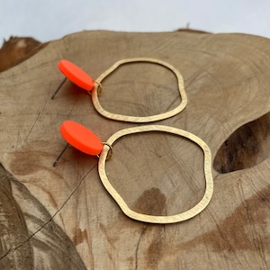 Statement earrings of neon orange polymer clay and brass irregular hoops, fimo schmuck, non-bending nails Bild 4