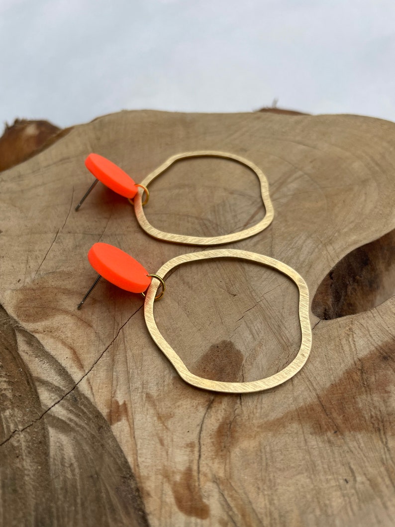 Statement earrings of neon orange polymer clay and brass irregular hoops, fimo schmuck, non-bending nails Bild 4