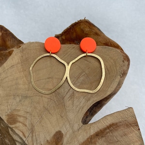 Statement earrings of neon orange polymer clay and brass irregular hoops, fimo schmuck, non-bending nails Bild 2