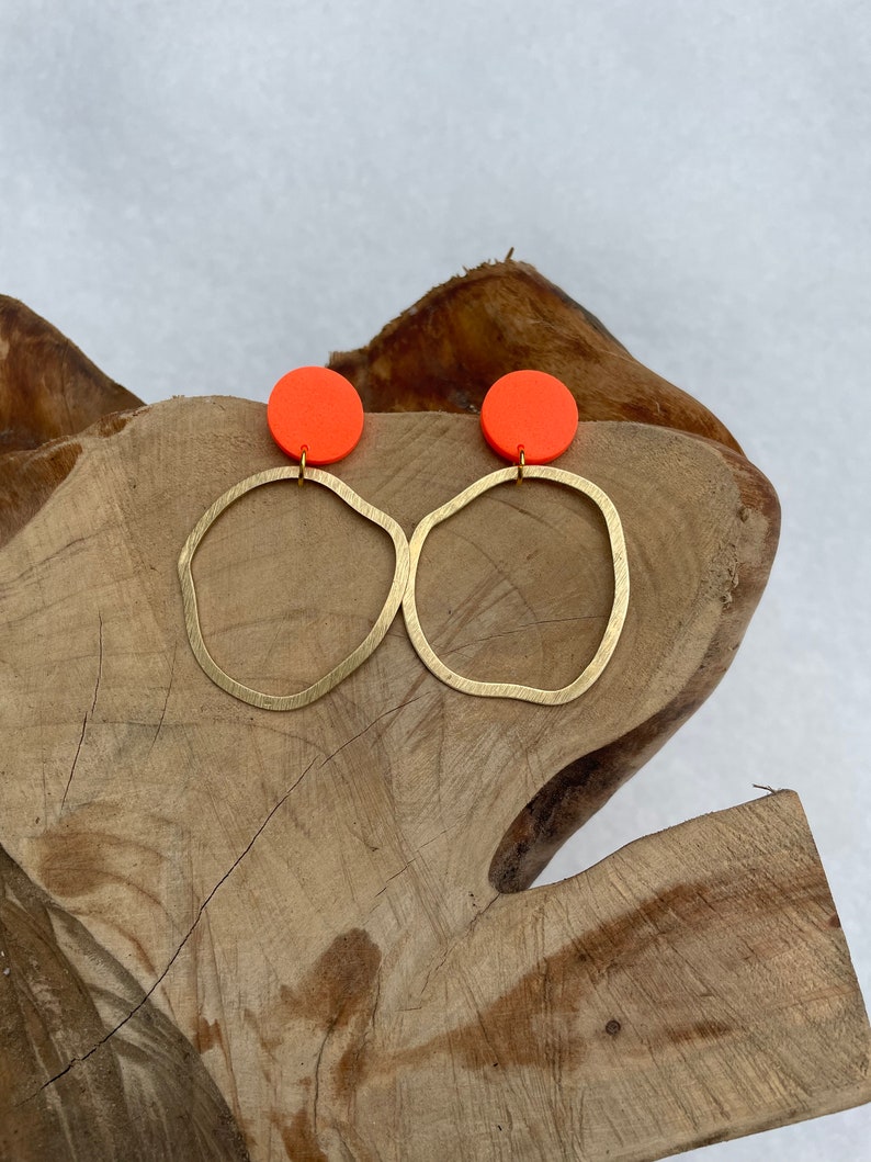 Statement earrings of neon orange polymer clay and brass irregular hoops, fimo schmuck, non-bending nails Bild 2