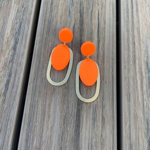 Neon orange dangle earrings, polymer clay and brushed shiny brass ovals, ohrringe, oval schmuck