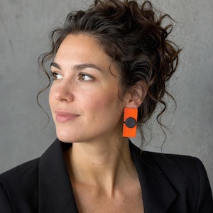 Könnte beinhalten: Ein handgefertigtes Holzschneidebrett mit natürlichem Finish. Das Brett hat eine Baumkante auf einer Seite und misst ca. 45 cm lang, 30 cm breit und 2,5 cm dick.