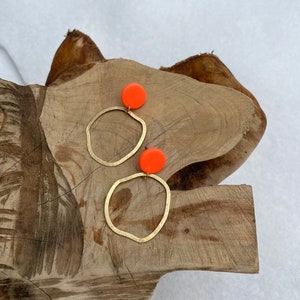 Statement earrings of neon orange polymer clay and brass irregular hoops, fimo schmuck, non-bending nails Bild 3