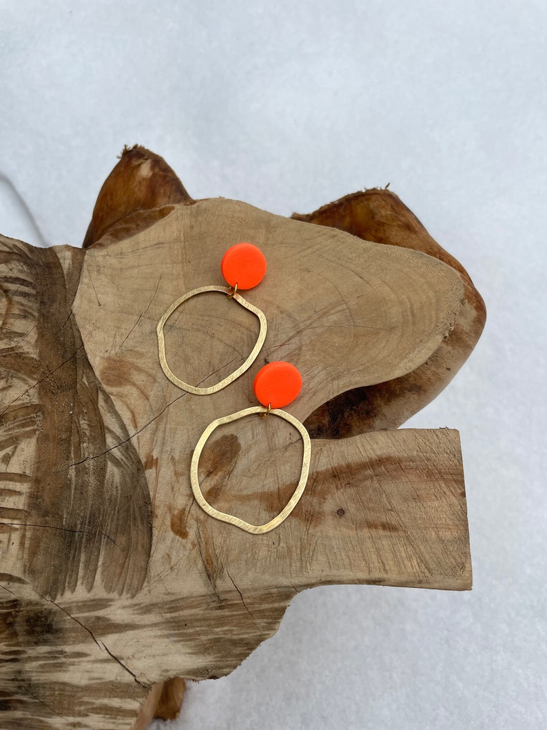 Statement earrings of neon orange polymer clay and brass irregular hoops, fimo schmuck, non-bending nails Bild 3