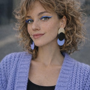 Pendientes llamativos extragrandes de arcilla polimérica color bígaro, redondos beige y negros, joyería fimo, pendientes grandes y llamativos