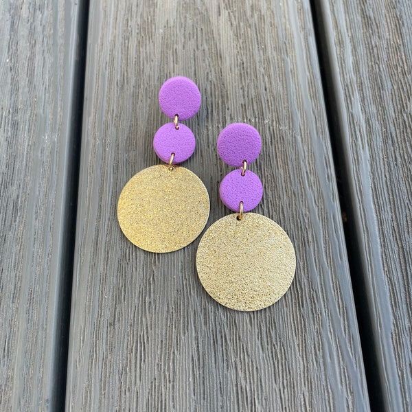 Lilac sparkling earrings, polymer clay, sparkling raw textured brass rounds, birthday gift for her, hanging ohrringe, midnight schmuck