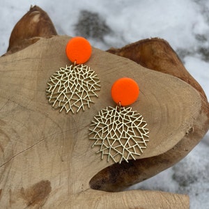 Statement earrings of neon orange polymer clay and alloy abstract round, bunter schmuck, boho ohrringe, gift for her Bild 2