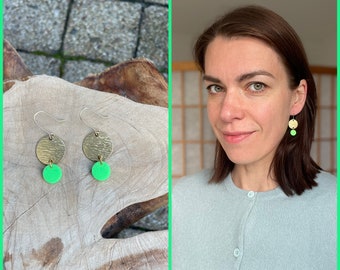 Hanging round earrings, neon green polymer clay, raw brass rounds, schmuck, grün ohrringe