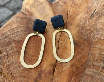 Pearl black earrings, polymer clay and brushed shiny brass ovals, hoop ohrringe, oval schmuck