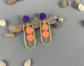 Statement earrings of purple (violet) and apricot polymer clay with alloy matt gold geometric charm, fimo schmuck