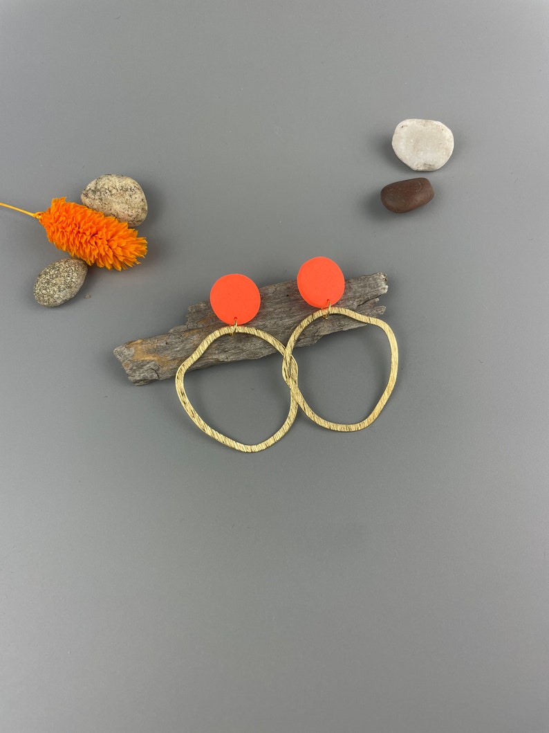 Statement earrings of neon orange polymer clay and brass irregular hoops, fimo schmuck, non-bending nails Bild 1