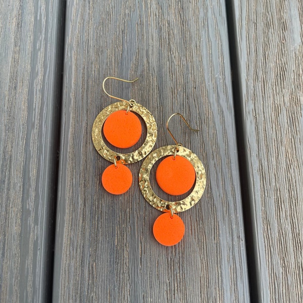 Neon orange round earrings, polymer clay, raw brass circles, birthday gift for her, hanging ohrringe, fimo schmuck