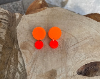 Bright stud earrings of neon orange and neon red polymer clay, gift for her, fimo schmuck, minimalistisch klein ohrringe