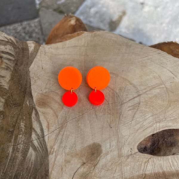 Bright stud earrings of neon orange and neon red polymer clay, gift for her, fimo schmuck, minimalistisch klein ohrringe