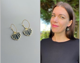 Elegant earrings of pearl black resin shells on gold plated hoops, elegant earrings, eye-catching