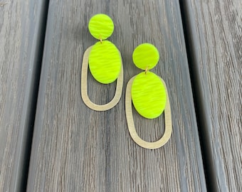 Neon dangle earrings, neon yellow polymer clay and brushed shiny brass ovals, ohrringe, oval schmuck