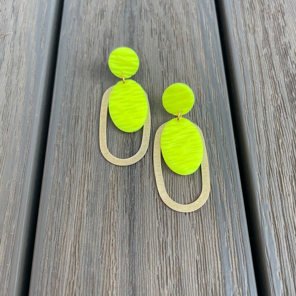 Neon dangle earrings, neon yellow polymer clay and brushed shiny brass ovals, ohrringe, oval schmuck