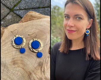 Round earrings of blue polymer clay and raw brass, eye-catching earrings, fimo schmuck, dangle earrings