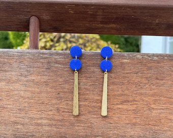 Long dangle earrings, electric blue polymer clay and brushed shiny stripes, hanging earrings, double rounds, geometric schmuck