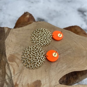 Statement earrings of neon orange polymer clay and alloy abstract round, bunter schmuck, boho ohrringe, gift for her Bild 6