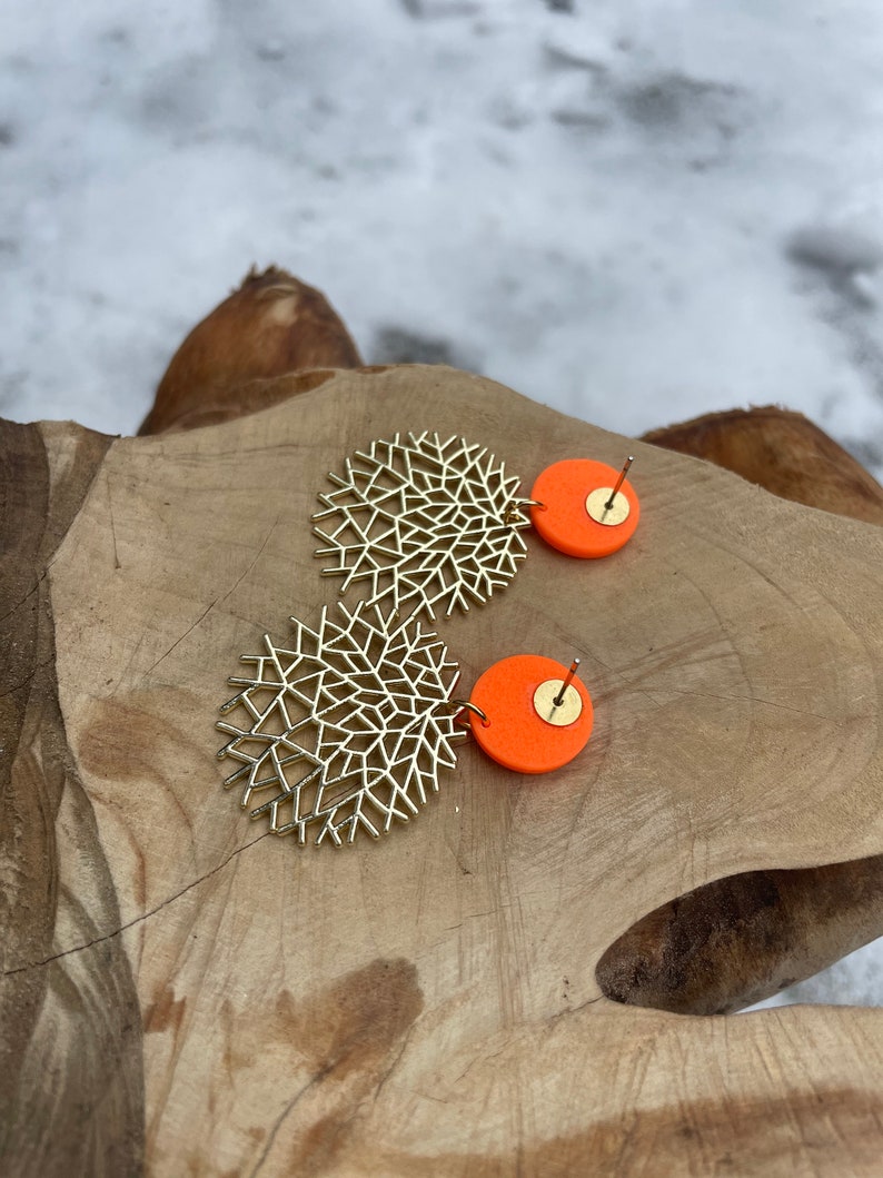 Statement earrings of neon orange polymer clay and alloy abstract round, bunter schmuck, boho ohrringe, gift for her Bild 6