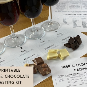 Puede incluir: Kit de degustación de cerveza y chocolate imprimible con cuatro vasos de cerveza y cuatro tipos de chocolate. El kit incluye una guía con notas de degustación para cada maridaje.