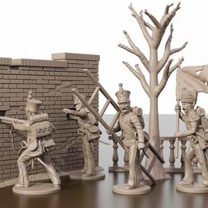 Könnte beinhalten: Ein Set unbemalter hellbrauner Miniaturfiguren, die Soldaten in historischen Uniformen darstellen, darunter ein Soldat, der durch eine Ziegelmauer schießt, einer mit einer Leiter, einer mit einer Flagge und einer, der einem verwundeten Kameraden neben einem Baum hilft.