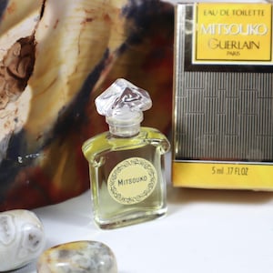 Frasco de perfume miniatura vintage Mitsouko Guerlain de 5 ml con caja