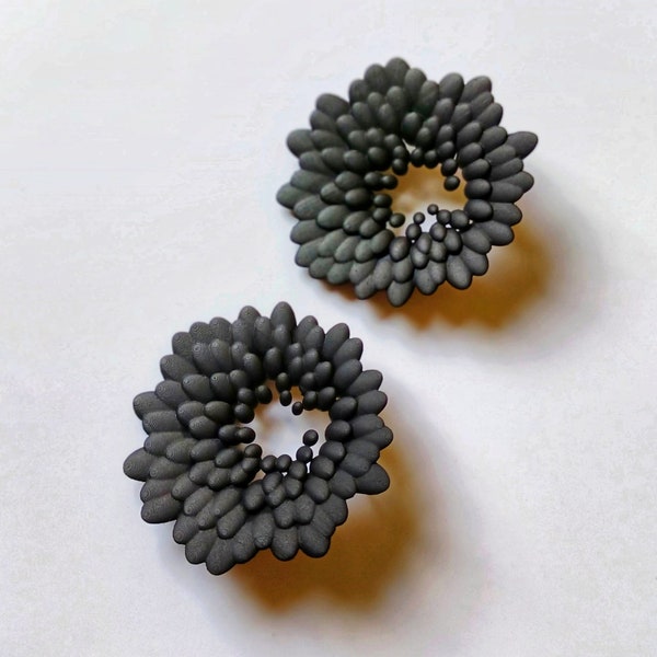 Boucles d'oreilles légères fleurs futuristes noires mates imprimées en 3D, bijoux artisanaux, cadeau unique pour elle