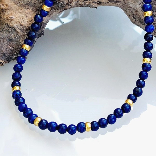 Lapislazuli und Goldjuwel, 4 mm Lapislazuli, Kehlchakra, Dezemberstein, Steinbockstein, Halskette in Marineblau und Gold