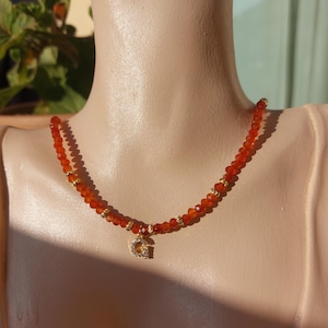 Collar de Cornalina con letra, Gargantilla de Cornalina con inicial, Collar con letra, Regalo con inicial, Joya de cornalina y letra