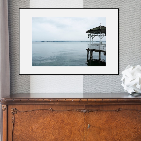 Lakeside Architecture, Landschaft, Bodensee, Österreich, Vorarlberg, Vorarlberg, Wolken, trüb, See, beruhigend, Fotografie, Fine Art Print