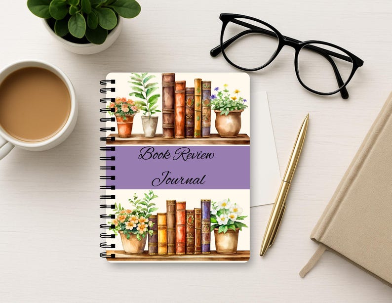 Puede incluir: Un diario de rese&ntilde;as de libros con encuadernaci&oacute;n en espiral que presenta una ilustraci&oacute;n en acuarela de dos estantes de madera llenos de libros de tapa dura y plantas en macetas. Una banda central morada muestra el texto Book Review Journal.