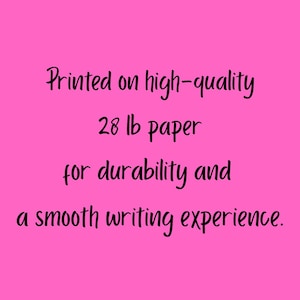 Puede incluir: Un fondo rectangular de color rosa brillante con texto negro que dice: Printed on high-quality 28 lb paper for durability and a smooth writing experience. El texto est&aacute; centrado y escrito en una fuente sencilla y oscura.