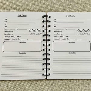 Puede incluir: Un diario de rese&ntilde;as de libros con encuadernaci&oacute;n en espiral que muestra dos p&aacute;ginas blancas id&eacute;nticas con texto en negro. Cada p&aacute;gina incluye campos para t&iacute;tulo, autor, g&eacute;nero, serie, inicio, fin, estrellas, iconos de chile, casillas de verificaci&oacute;n y secciones para citas y notas.