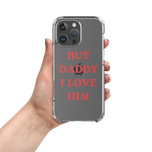Könnte beinhalten: Eine transparente Handyhülle mit schwarzem Hintergrund und rotem Text, der "BUT DADDY I LOVE HIM" lautet.