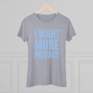Puede incluir: Una camiseta gris jaspeada con el texto "I WANT MORE PRIVACY" impreso en azul claro.