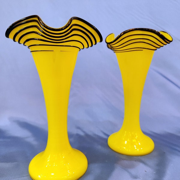 Paire de vases Jaune à filet noir Powolny pour Loetz