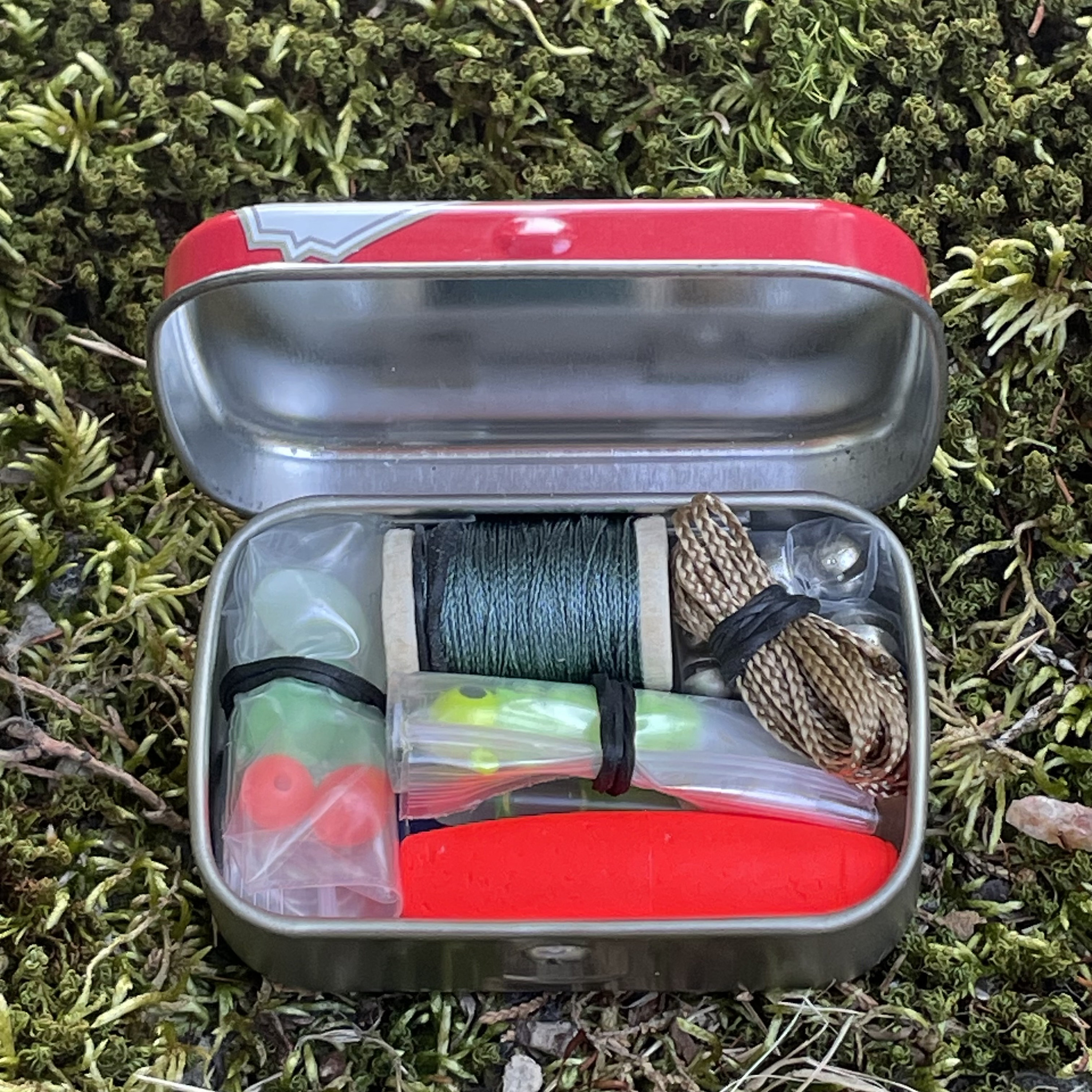 32 Pc Mini Survival Fishing Kit in Altoids Smalls Tin -  New