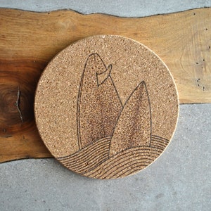 Kurkenonderzetter - Pyrografie - Oceaansurfillustratie