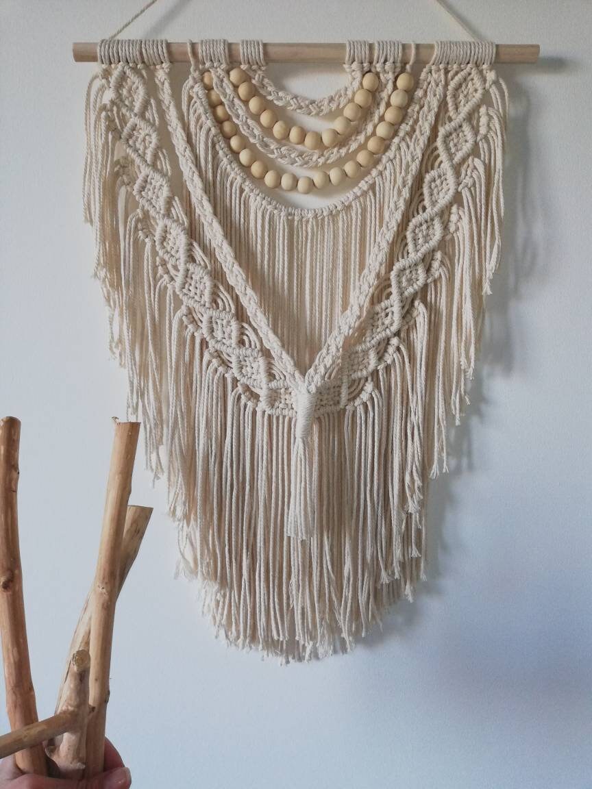 Tenture en Macramé avec Colliers Perles de Bois.