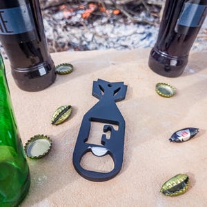 Ouvre-bouteille F Bomb Dxf/Svg - Téléchargement numérique Brightnite Metalworx - Laser CNC plasma jet d'eau - Porte-clés Svg Dxf outil pour bouchon de bouteille pour CNC