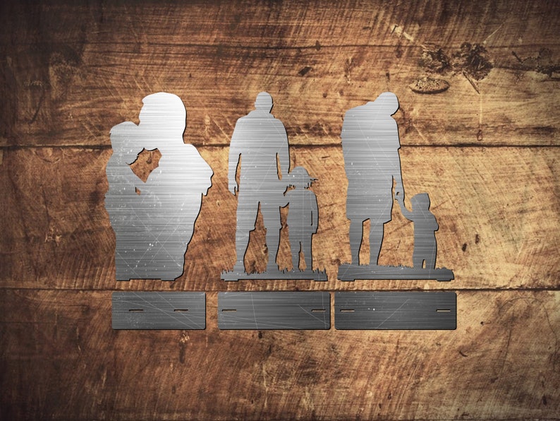 Pu&ograve; includere: Arte da parete in metallo con silhouette di una famiglia di quattro persone. Le silhouette sono tagliate da una lamiera di metallo argentata e montate su uno sfondo di legno. La famiglia &egrave; raffigurata in un abbraccio amorevole, con i genitori che tengono i loro due figli.
