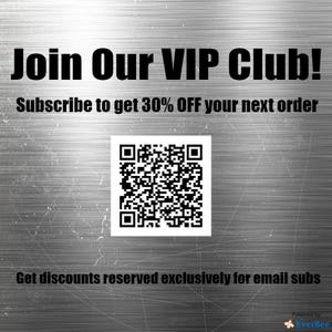 Pu&ograve; includere: Un codice QR in bianco e nero su uno sfondo argentato con il testo "Join Our VIP Club! Subscribe to get 30% OFF your next order. Get discounts reserved exclusively for email subs. Powered by EverBee."