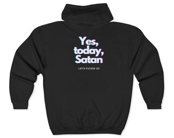 Könnte beinhalten: Schwarzer Kapuzenpullover mit dem Text "Yes, today, Satan" in Weiß mit 3D-Effekt und dem Satz "LET'S FUCKIN GO" darunter. Der Pullover hat einen durchgehenden Reißverschluss und eine Kapuze.