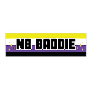 Pode incluir: Uma faixa horizontal com listras amarelas, brancas, roxas e pretas com o texto "NB BADDIE" em preto. A faixa tem estrelas douradas brilhantes de cada lado.