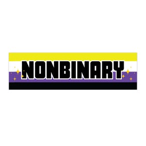 Może przedstawiać: Baner w poziome pasy żółty, biały, fioletowy i czarny z napisem "NONBINARY" czarnymi literami.