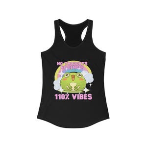 Könnte beinhalten: Schwarzes Tanktop mit einem Grafikdruck einer grünen Kröte, die eine Regenbogenkrone trägt, und dem Text "No thoughts no gender 110% vibes".